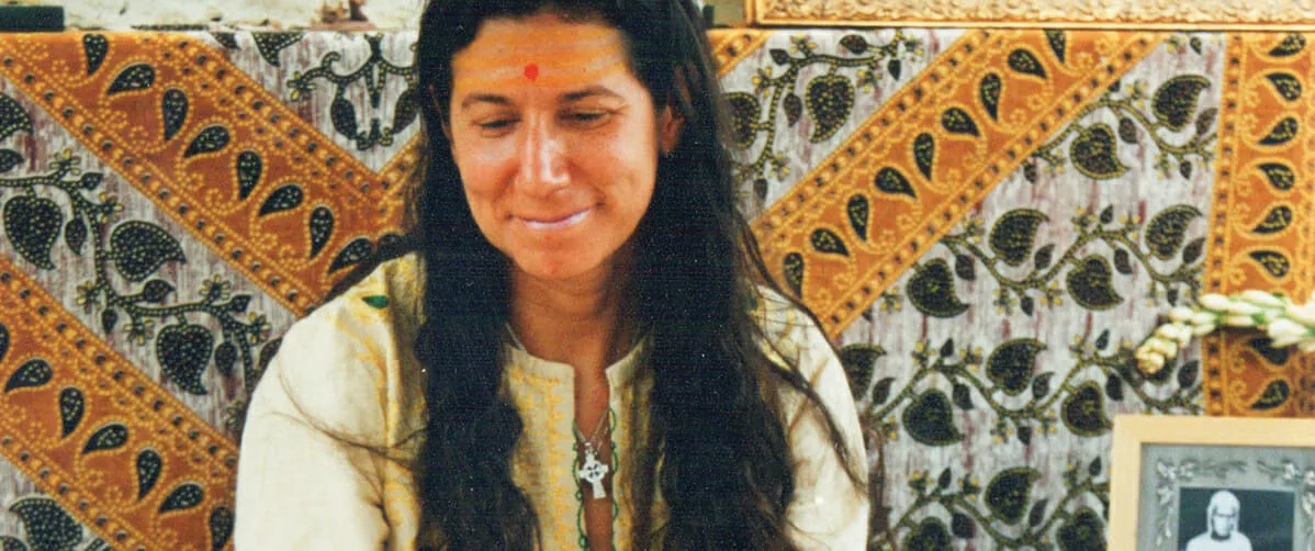 Ritratto di Mataji Shaktiananda sorridente con il bindi